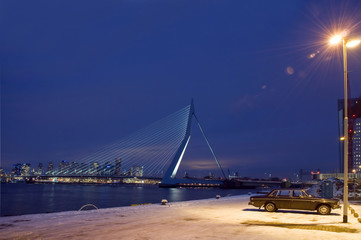Obraz premium Rotterdam. erasmus bridge whith old car