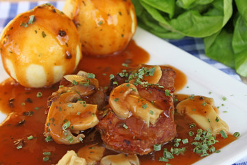 Hausmacher Knödel und Schweinebraten