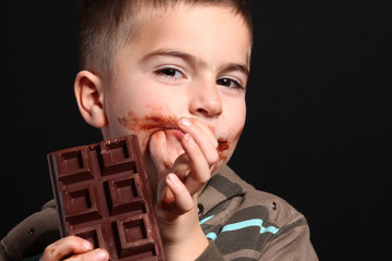 bambino mangia tavoletta di cioccolata