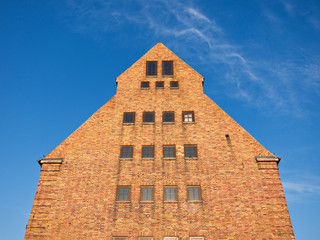 Obraz premium Giebel eines historischen Speichers in Rostock.