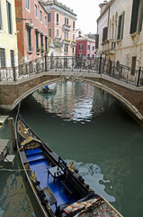 Fototapeta na wymiar Gondola na kanał w Wenecji