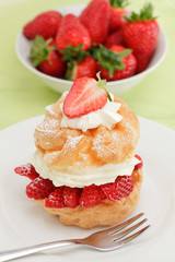 Windbeutel mit Erdbeeren und Sahne