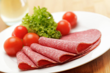 Salami mit Kirschtomaten