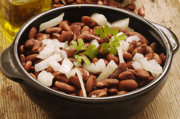 Rica ensalada de frijoles con cebolla