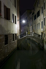 Obraz na płótnie Canvas Mały kanał w Wenecji w nocy