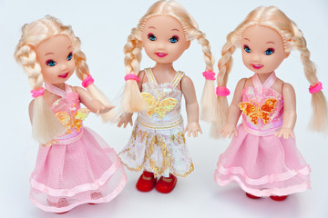 trois poupées blondes