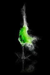  Glas met groene vloeistof ontploft © pikoso.kz