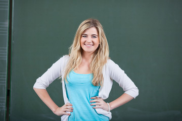 erfolgreiche sch&uuml;lerin vor der tafel