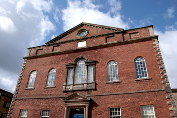Fototapeta na wymiar Cegła kaplica w Yorkshire pod błękitne niebo