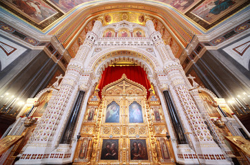 Fototapeta na wymiar Widok z dołu na ołtarzu wewnątrz katedry Chrystusa Zbawiciela