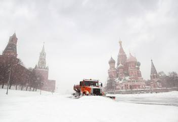 Fototapeta na wymiar Snow-remover truck oczyścić drogę w pobliżu Placu Czerwonego