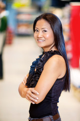 Obraz na płótnie Canvas Asian Woman in Grocery Store