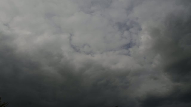 Bedrohliche Wolkendecke - Zeitrafferaufnahme