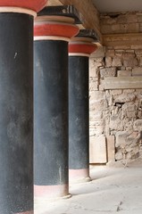 Kolumny w pałacu Knossos w Grecji © valdusdus