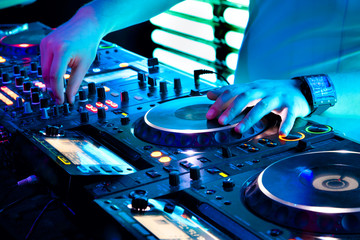 Dj mixes the track