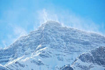 Fototapeta na wymiar Śnieg spindrift na Mountain Peak 05