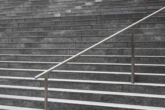 Treppe mit vielen Stufen und Geländer