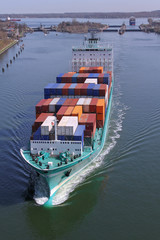 Feederschiff auf dem Nord-Ostsee-Kanal