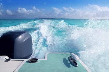 Foto op Plexiglas anti-reflex boot buitenboordmotor achtersteven met prop wash caribbean foam © lunamarina