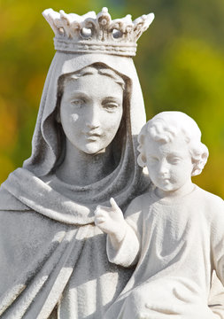 Crowned statue of the virgin Mary carrying a child with a diffus