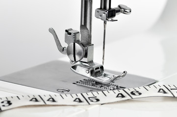 Sewing machine with a measuring tape