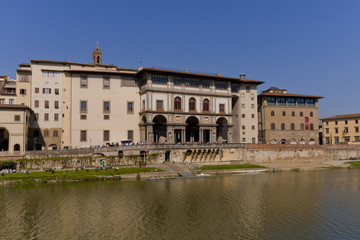 Fototapeta na wymiar Florencja Uffizi elewacji; Lungarno