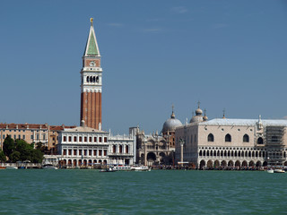 Fototapeta na wymiar Plac Świętego Marka widziany z Canal San makra - Wenecja