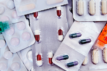 Tabletten und Spritzen zur Behandlung 168