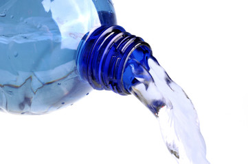 Bouteille d'eau en plastique bleu