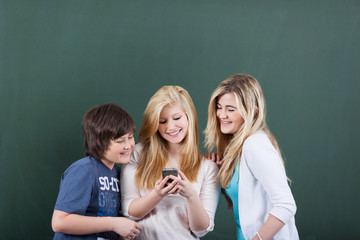 jugendliche mit handy in der schule
