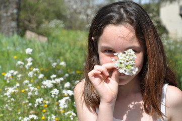 Fillette heureuse qui tient un bouquet de Pâquerettes