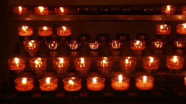 Kerzen in Kirche zum Aufstellen geben Hoffnung