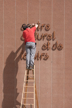 Peintre sur son escabeau