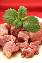 Gulasch frisch zubereitet auf einem Holzteller
