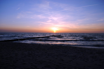 Fototapeta na wymiar Zachód słońca na plaży w Wustrow