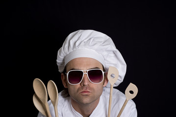 Koch in Gedanken mit Brille