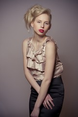 Naklejka premium beautiful blond fashion girl