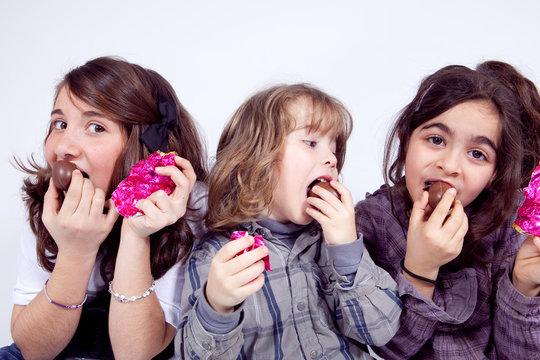 Trois Enfant Qui Mange Du Chocolat De Paques Stock Photo Adobe Stock