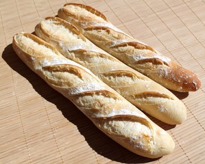 Trio de baguettes de pain blanc fariné
