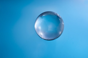 Стеклянный глобус на голубом фоне