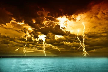 Fotobehang Onweer storm over het Balatonmeer