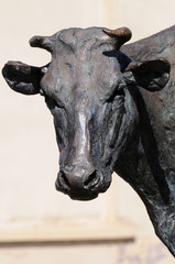 Fototapeta na wymiar Statue de vache à bergues