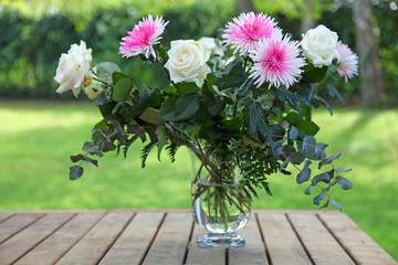 Astern und weiße Rosen