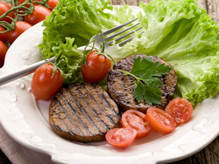 grilled seitan with tomatoes and salad-seitan grigliato