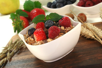 Müsli mit frischen Obst und Nüssen