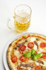 pizza napoletana con bicchiere di birra su fondo bianco