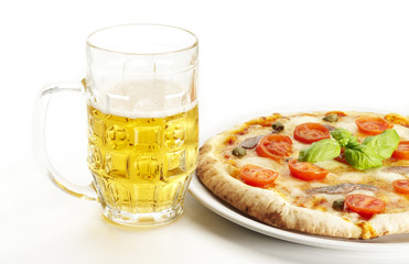 pizza napoletana con bicchiere di birra su fondo bianco - 31552864
