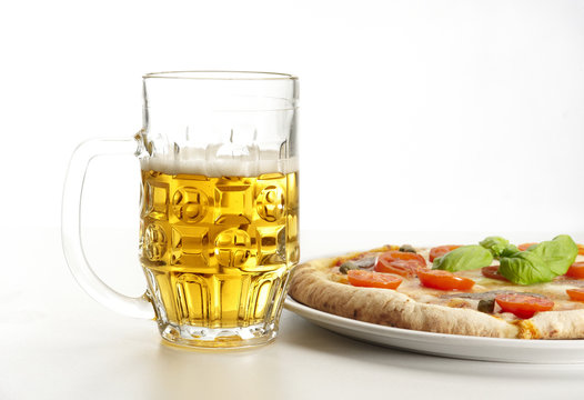 pizza napoletana con bicchiere di birra su fondo bianco