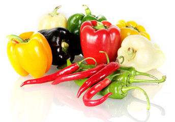 poivrons colorés sur fond blanc