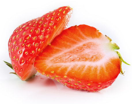fraise coupée sur fond blanc